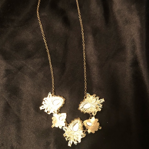 Beautiful turquoise flower necklace - Picture 3 of 3